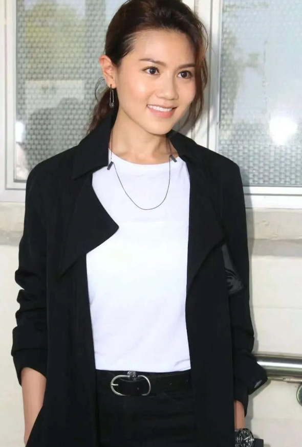 主持人问40岁的周秀娜:“你为什么还不结婚？周秀娜说：“其实我很想结婚，但很多男