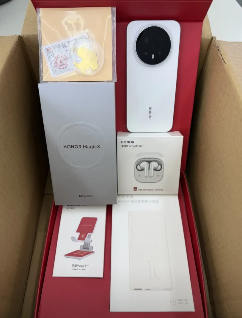 这个网友真能砍价。荣耀新旗舰机Magic8，他在实体店和老板各种砍价，Magi