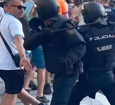 在欧冠马赛客场对阵皇马的赛前，马赛球迷和马德里当地警方发生了对峙，西班牙警察使用