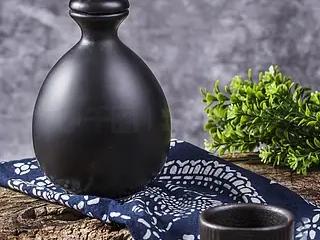 世界上唯一不会腐烂变质的食物是：A酒；B食醋；C蜂蜜；还是D黄油