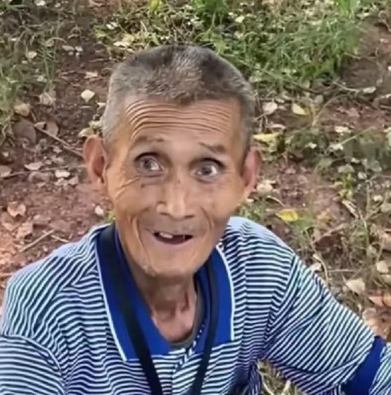 看哭了！高温40℃的烈日下，卖辣椒的老人躺在草坪上，一句“赶不上车”，原来早已知