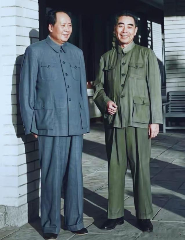 这是上世纪六十年代周总理和毛主席的一张合影。两个人从年轻的时候就走到一起，共同