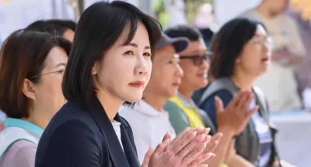 郑丽文真够冤的！彰化县长竞争者、蓝委谢衣凤5月13日再次将矛头对准了郑丽文，怒斥