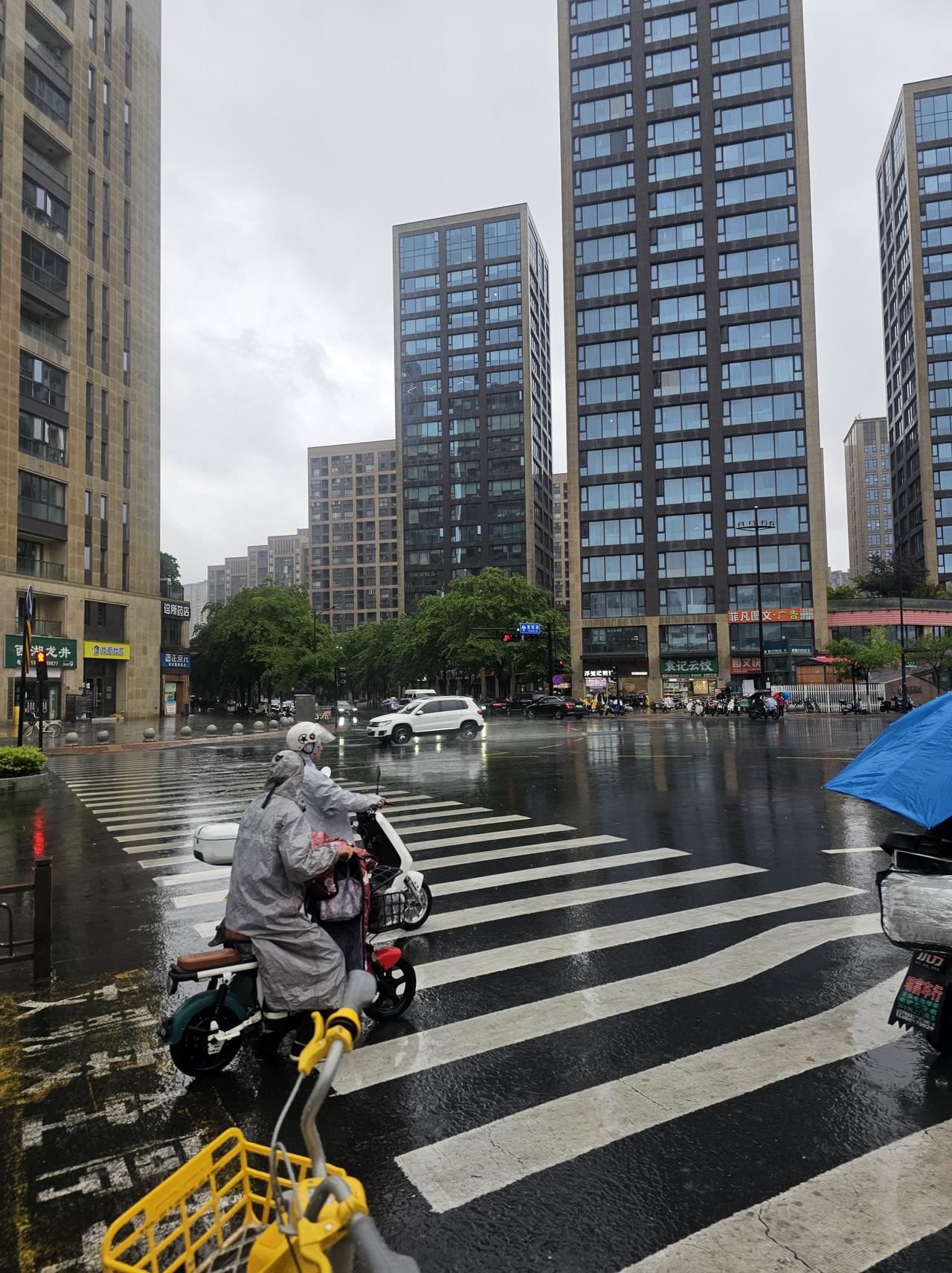 杭州这天气真的好颠啊！我真感觉在杭州待的久了，外面看到任何天气就都不足为奇了