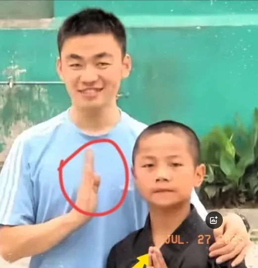 这下王宝强可能要睡不着了不是因为他6年少林寺俗家弟子而是他和释永信的关系，非