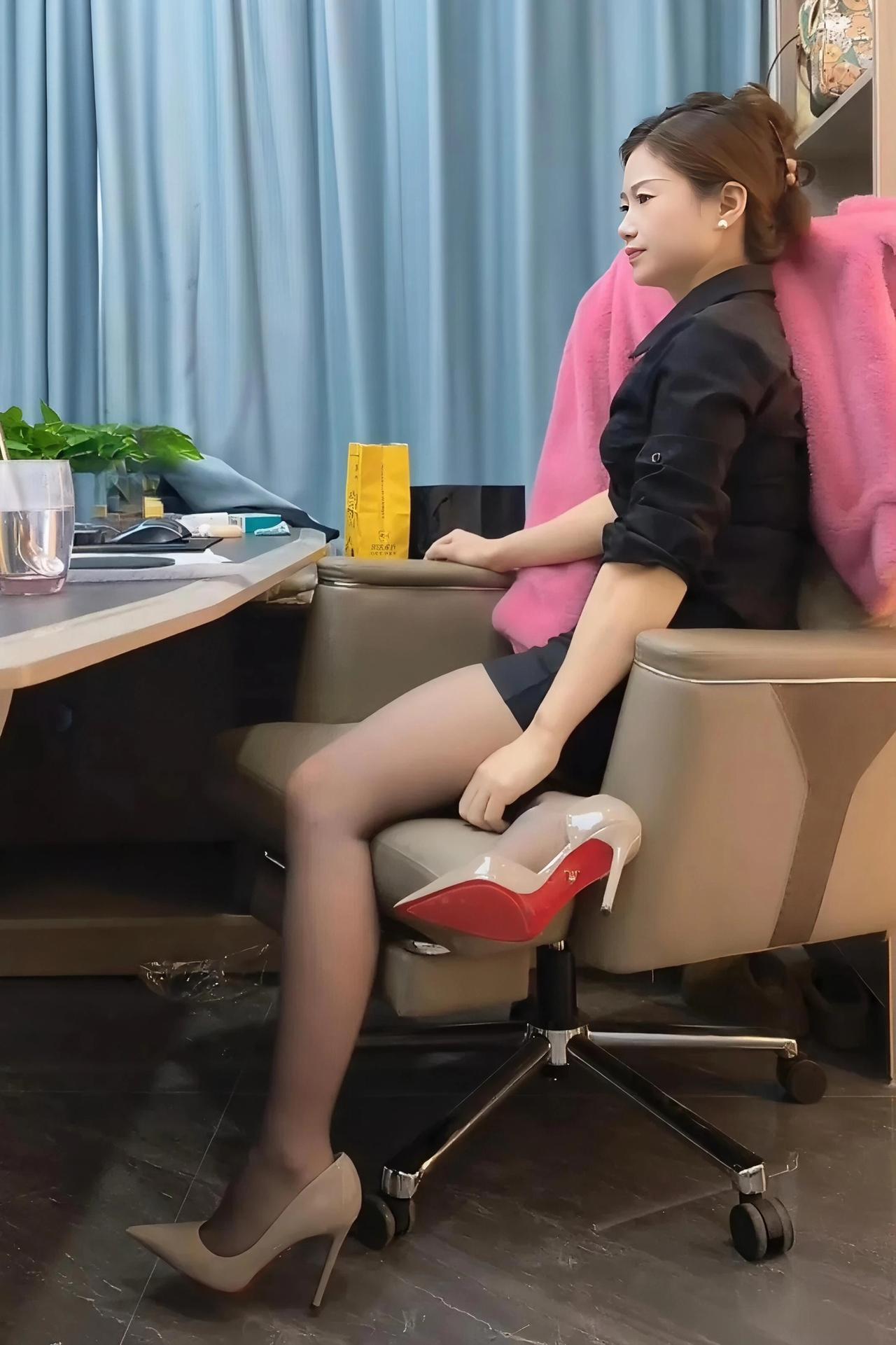 如何看待女生穿丝袜努力工作的女人最迷人，此刻，老板娘就是我的神。