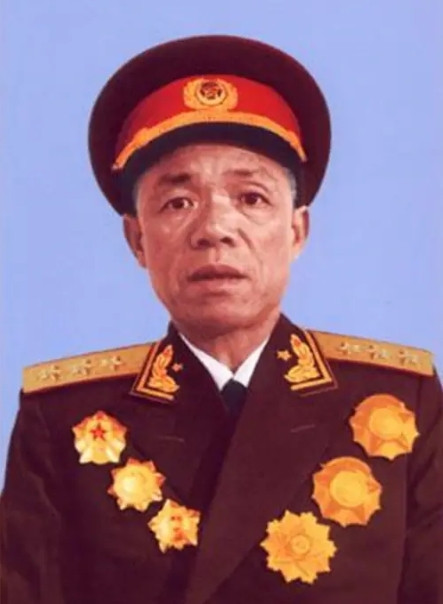 1934年，韩先楚打了胜仗，却因弄丢了7000多银元被撤职，红25军政委吴焕先却