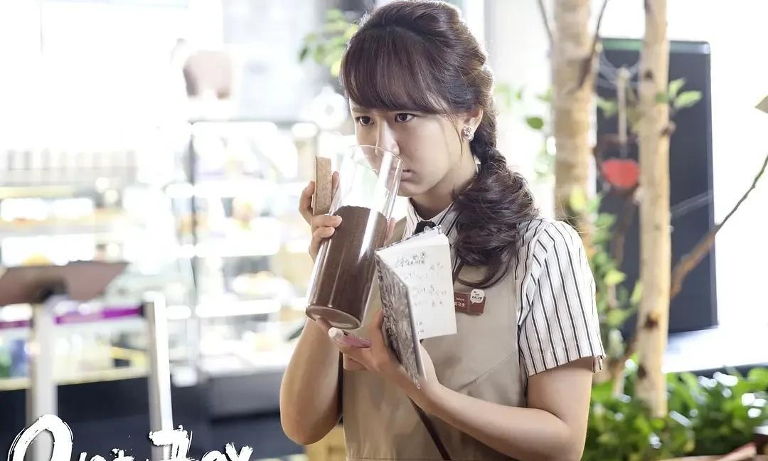 杨紫白玉兰奖陪跑三次，分别是《欢乐颂》最佳女配，《长相思》最佳女主和《国色芳华》