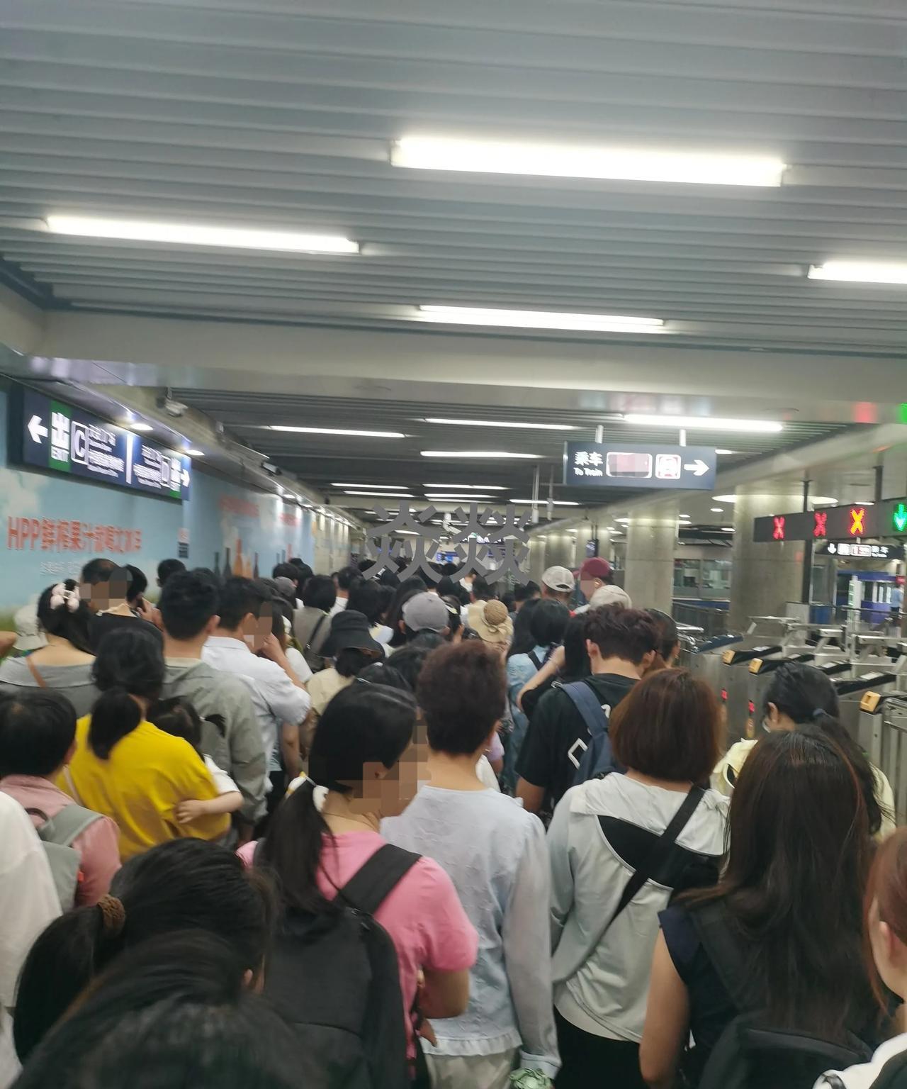 很久没有坐地铁了，出门办事，跟友友约好，8点钟见面，觉得坐地铁，方便快捷，还不堵