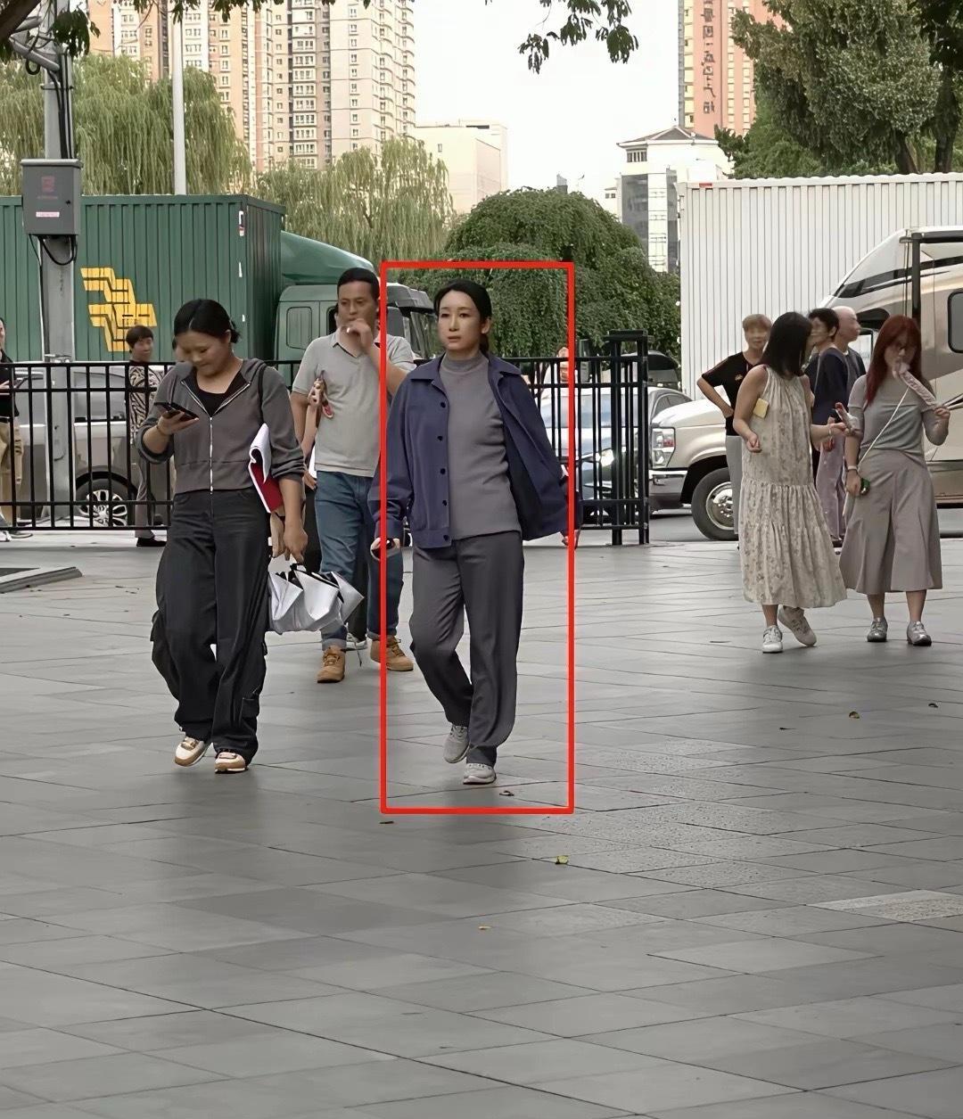 她一张未修图照片曝光，瞬间刺痛上亿人眼球，这女人居然胖了，脸上皱纹清晰可见！别