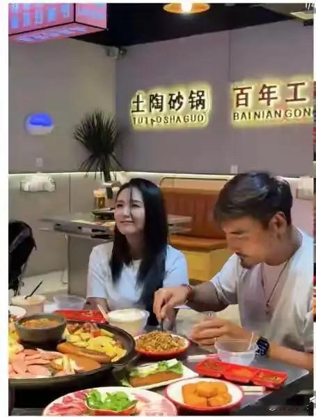 何洁瘦身后状态佳且自律，面对大餐克制饮食，丈夫刁磊大臂吸睛！[灵光一
