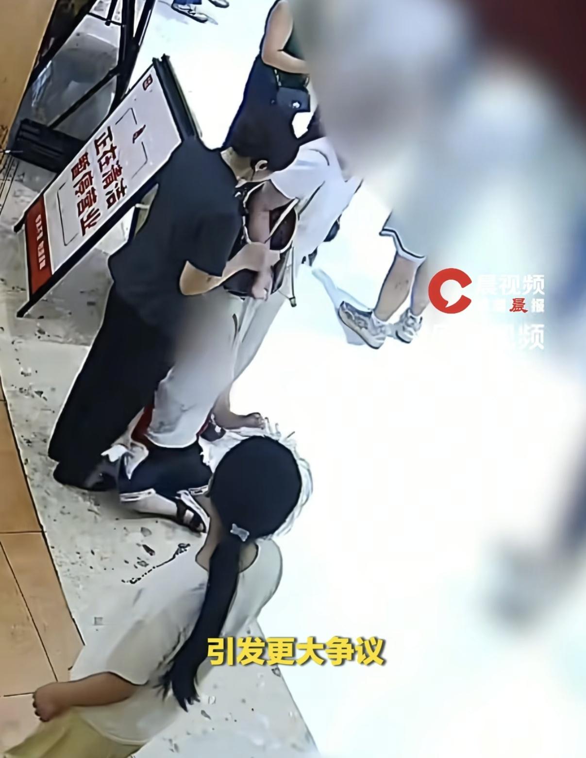 看了小孩摸臀的视频，看了好几遍，小孩只是跑过去，两边都有人，小孩扒拉了一下，视频