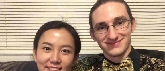 2019年，美国一个男人冲着曾是西安名校女硕士的中国妻子吼：“你滚回中国去！”“