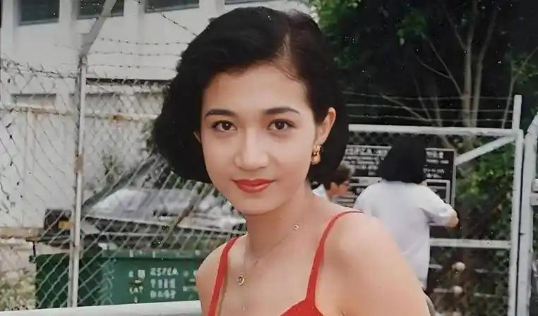 1999年，怀了孕的吴绮莉向成龙摊牌：“我一定会生下孩子的，如果你不承认，我就向
