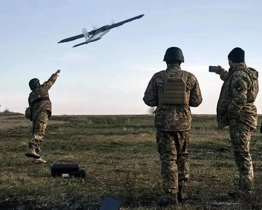 俄罗斯想要快速拿下顿巴斯地区的行动有点困难，所以俄罗斯想要通过美国迫使乌克兰低头