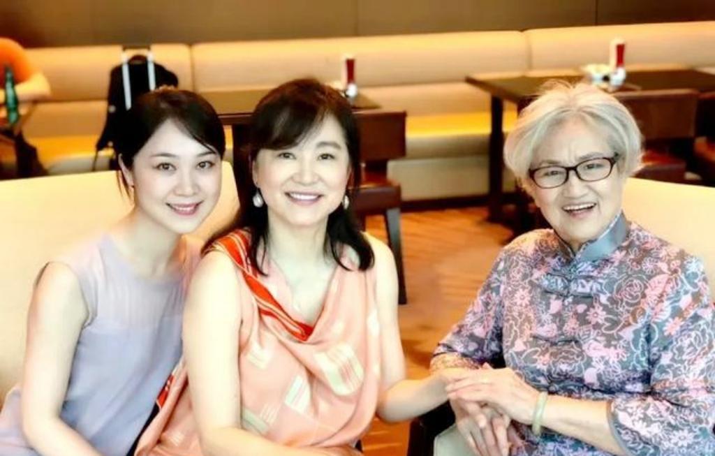 晚年时期的著名越剧表演艺术家王文娟（右）与台湾演员林青霞（中）及越剧王派新生代传