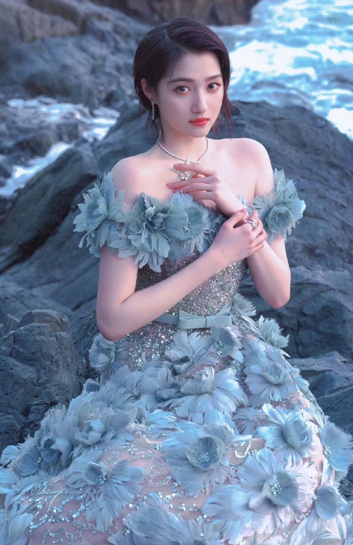 关晓彤新尝试，气质拉满了！​​​