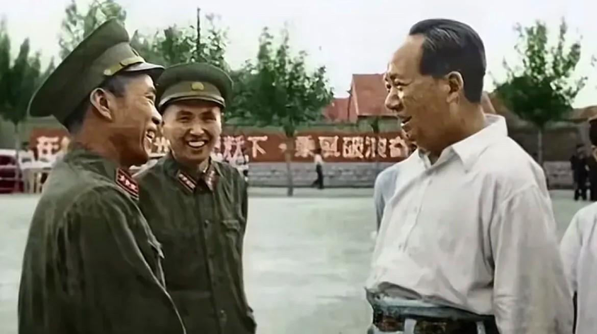 1958年，毛泽东主席在济南军区视察期间，和两位将军亲切交谈的老照片。看毛主席正
