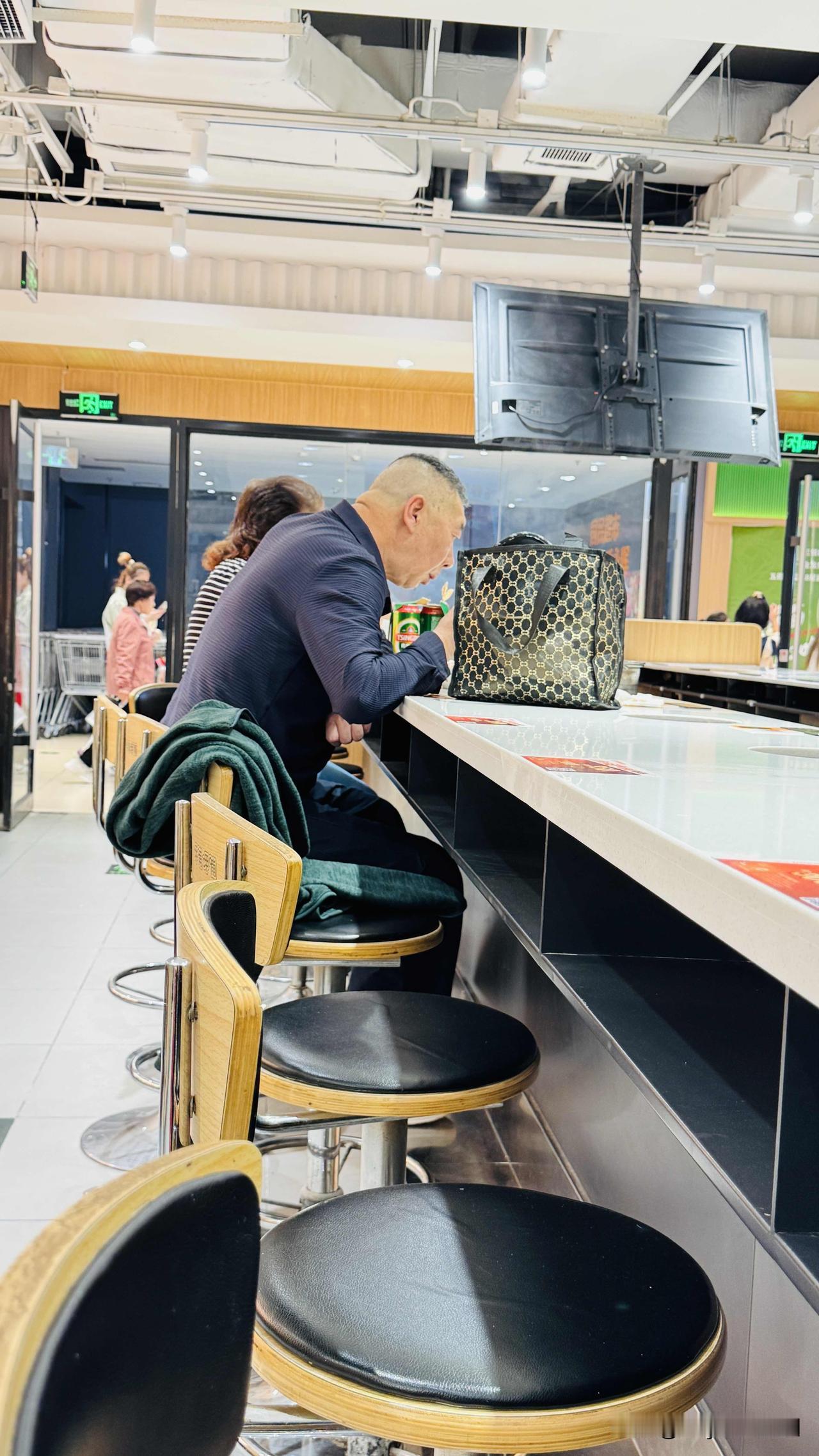 看着眼熟，一时想不起来是谁。