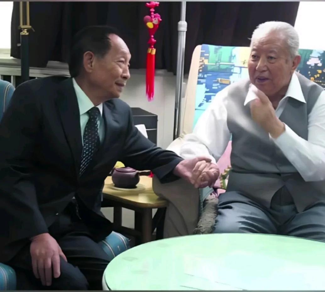 这张照片拍摄于2006年。袁隆平院士在北京开会结束后，专程去华国锋同志家中看望时