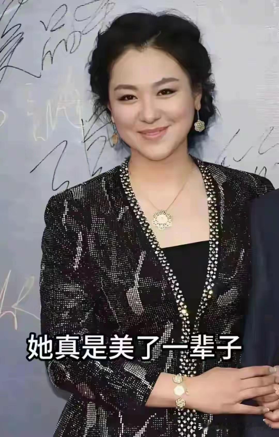 这是美了一辈子的女神，她在平时休闲中原来这么美，穿着一件普通的外套，身体有点发胖