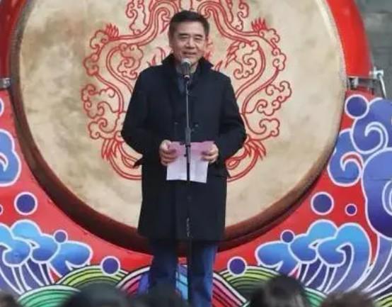 70岁陈宝国被偶遇身材发福胡子全白，被嘲“老到认不出”。 陈宝国真的是最喜欢