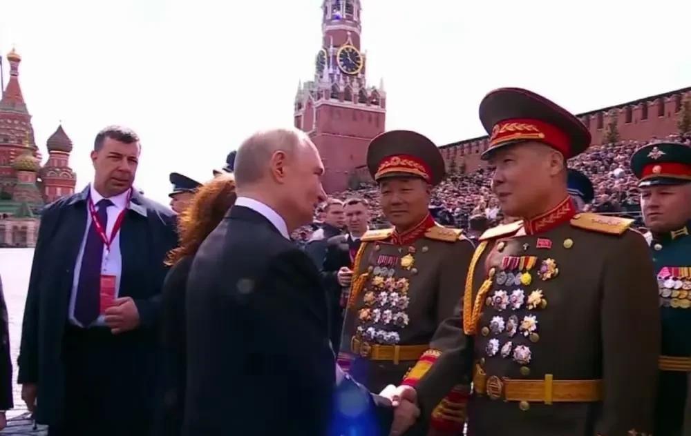 红场阅兵引发世界高度关注，27国领导人参加了阅兵式，有两点意味深长：一是小泽并