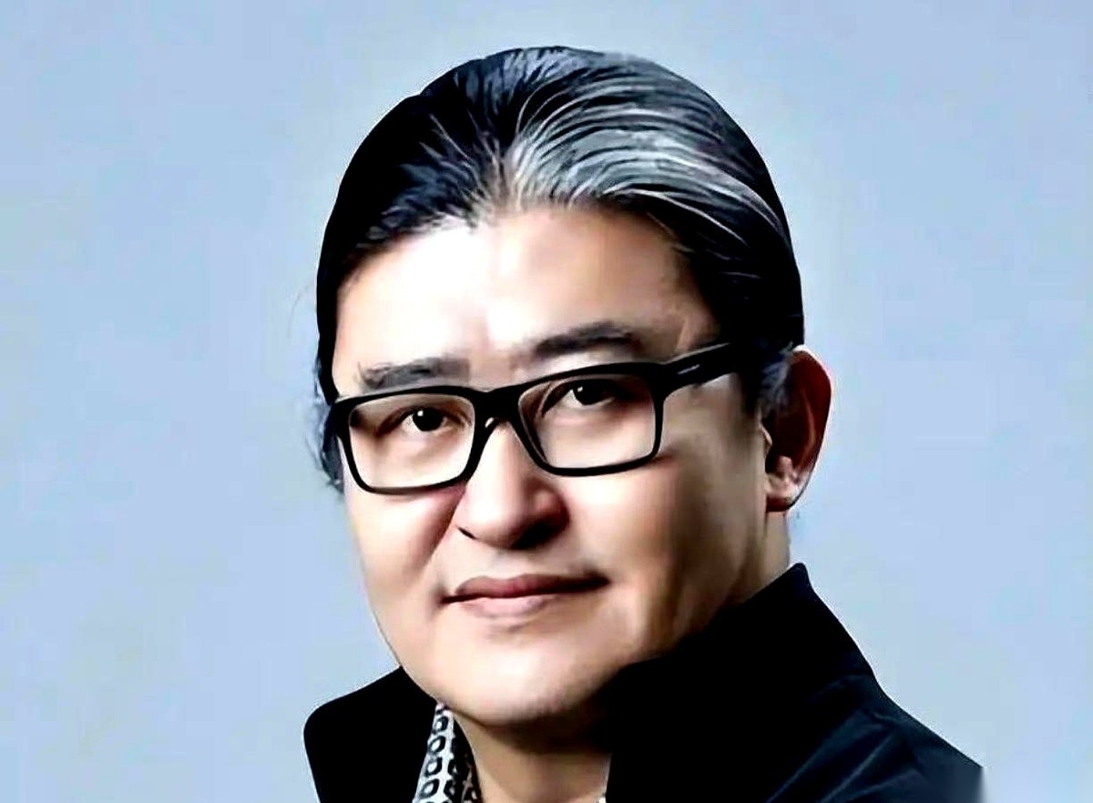 提起刘欢，很多人的第一反应，都是那个扎着马尾、在奥运舞台上一开嗓就能镇住全场的国宝级歌手。但几年前，