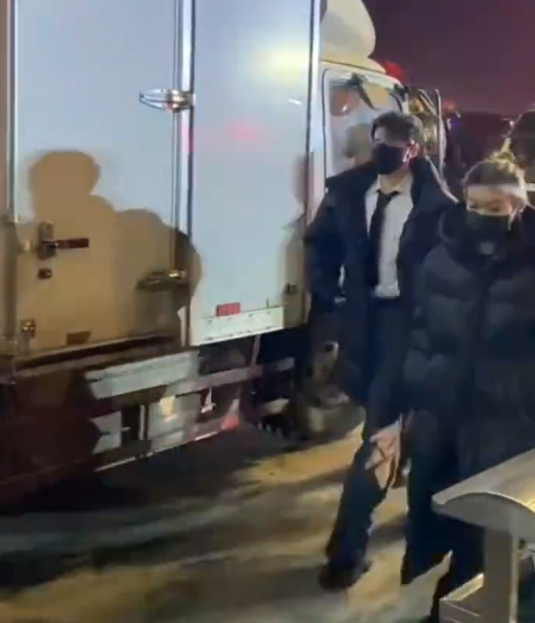 邓为的这张新图，惊艳到我了腿长挺拔，还有胸肌，太迷人了在人群里像个小巨人，太优越