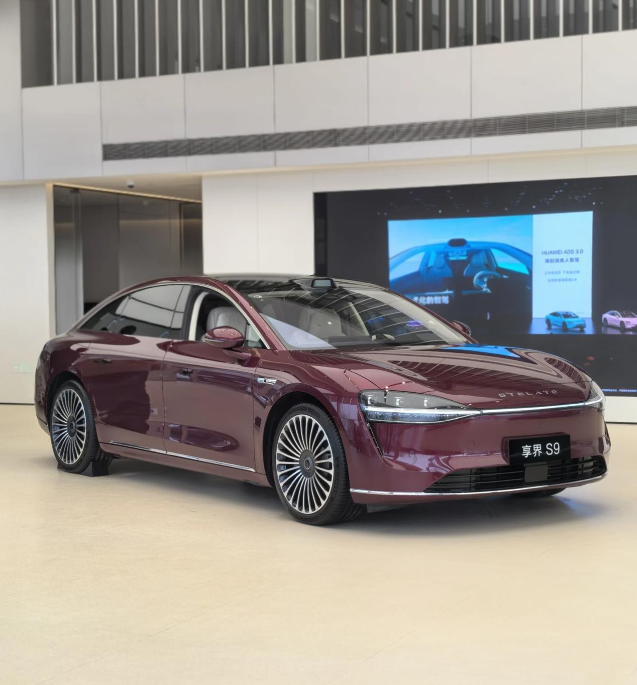 享界S9的性能配置，精准定义了“华为智慧科技赋能下，行政级豪华轿车的新基准”，