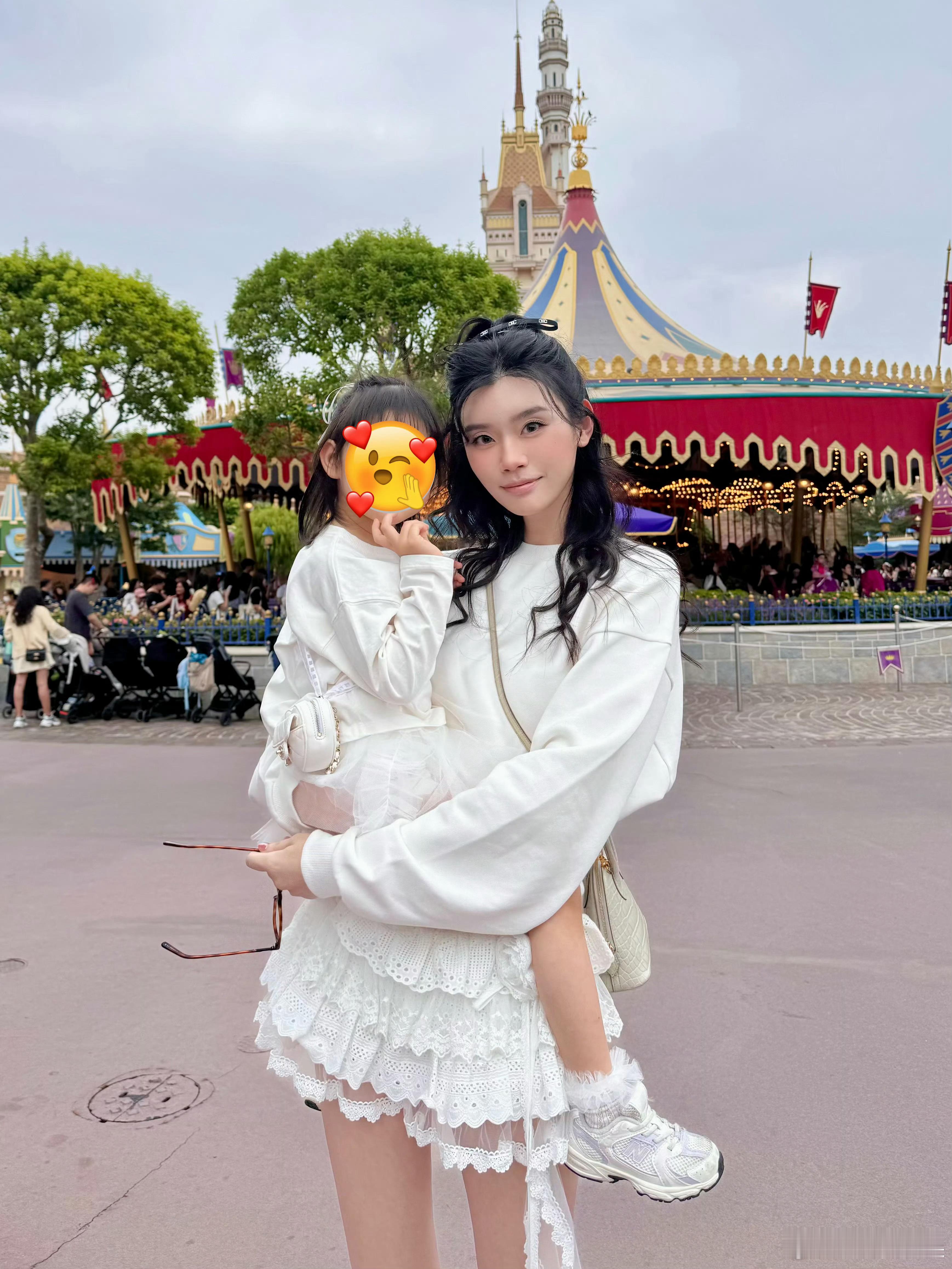 奚梦瑶晒照为女儿庆生奚梦瑶为4岁女儿庆生奚梦瑶晒照为女儿庆生​​​