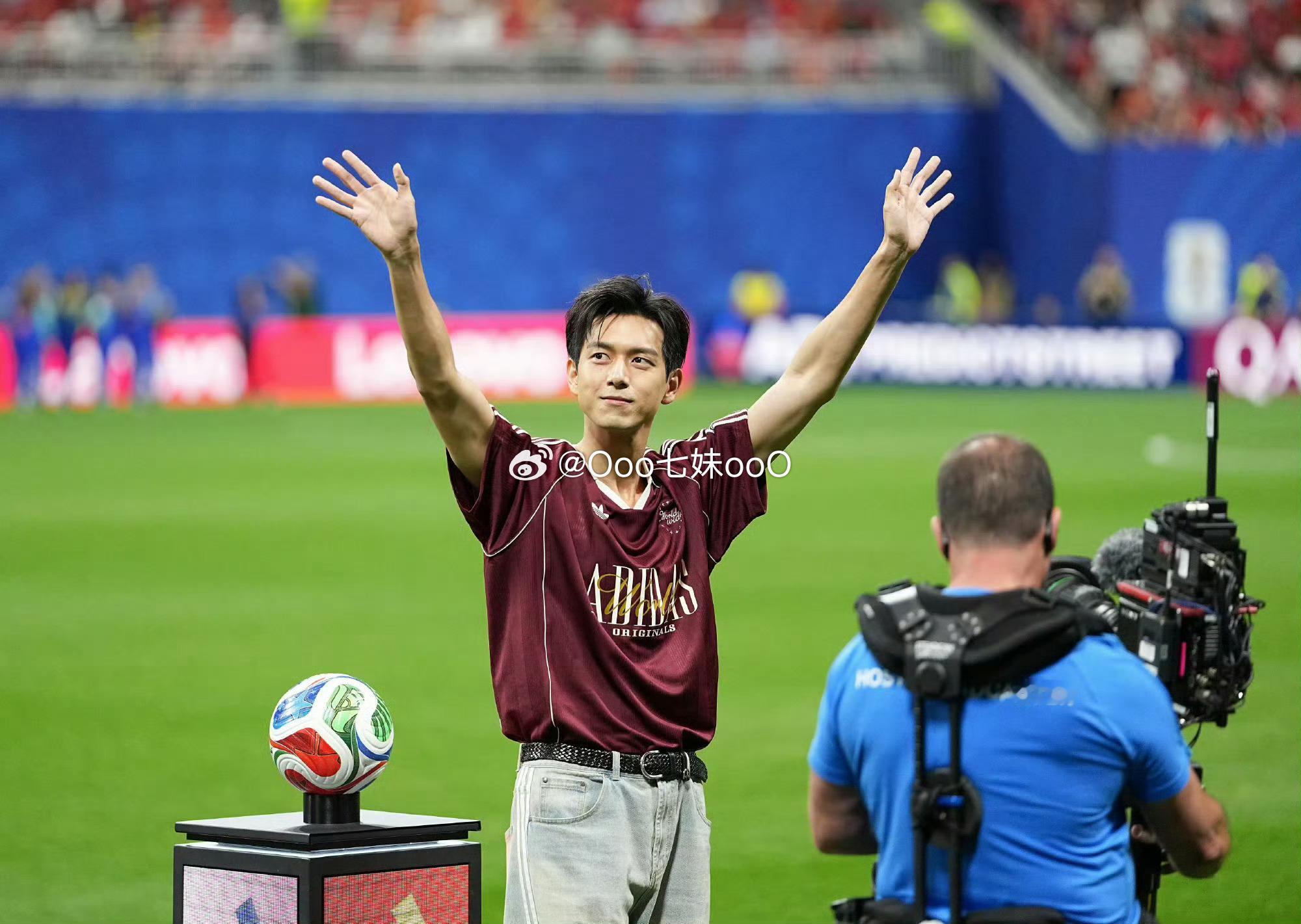 李现世界杯自拍世界杯时尚赛场世界杯大v说李现身穿adidasOrigina