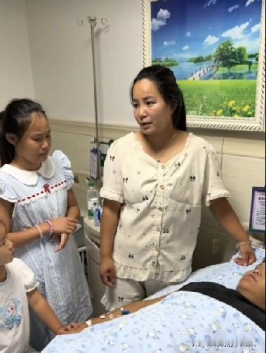 小故事！李家的大儿子的腿受伤了雨露和灵洋带着一家人去看恩泽，到了