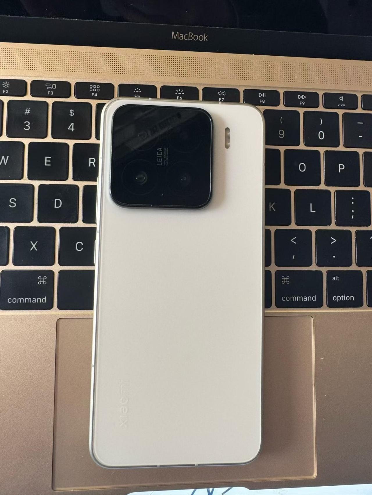 话说2026年再用小米15的机主们，你们准备用到啥时候再换机？[滑稽笑]这手机