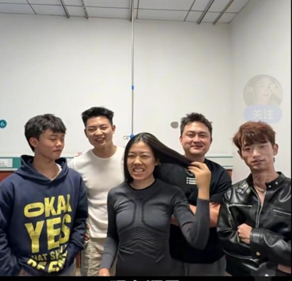 37天荒野求生后，她的头发硬如石头！病房里这场梳头大战12万人围观“这哪是