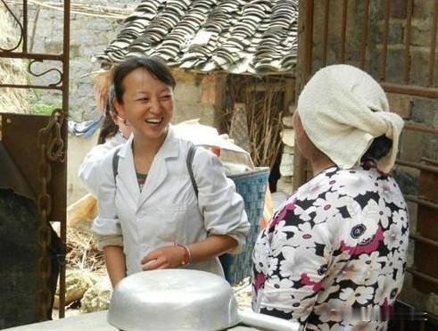 2008年，女子为了和丈夫团聚，辞掉城里的医生工作，来到了偏远的山村开小诊所。可