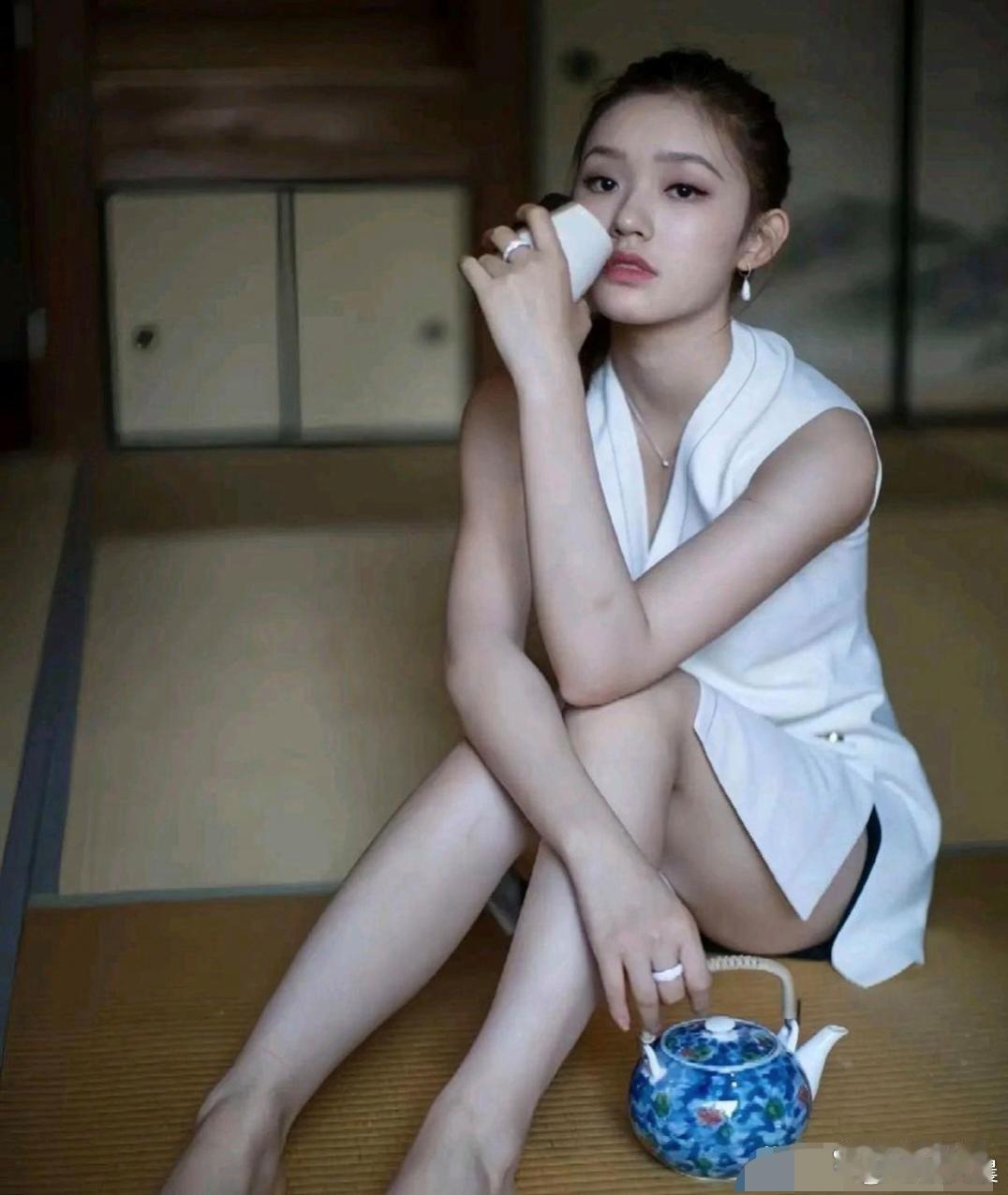 林允的肤色格外透亮，整个人白到自带柔光，从面容到四肢都精致好看，气质十分亮眼。