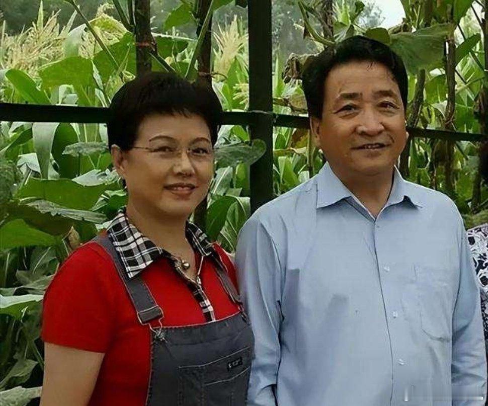 75岁的姜昆虽然事业有成，家庭幸福。但是快50岁的女儿虽然非常优秀，但是一直没有