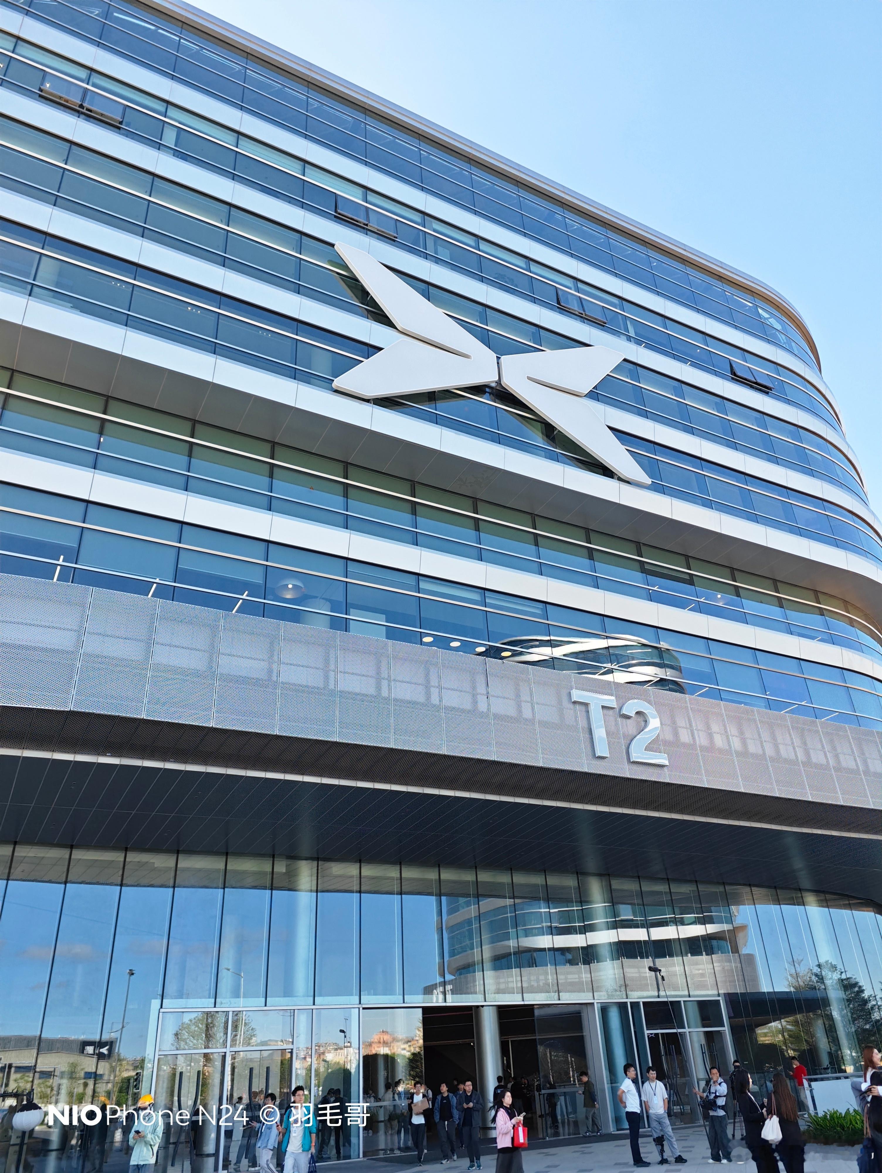 今天打卡小鹏新总部，这楼可以啊像航站楼哈哈哈，果然是做飞机的车企[滑稽笑]小鹏x9