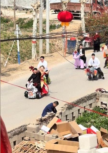 安徽一对新人结婚，婚车一亮相，全场傻眼——不是奔驰宝马，是摇摇车！新郎解释原因，
