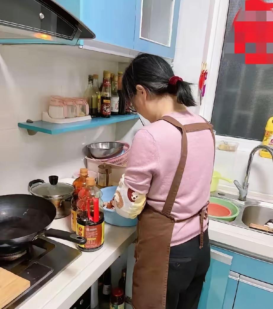姑姐离婚了，带着钱来我家住，因为公公一直在我这，姑姐离婚直奔我家在这住了有一个