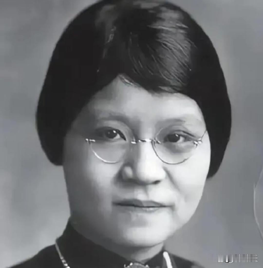 1901年，江苏无锡，一个17岁的姑娘被亲妈塞进了花轿。新婚之夜，她揭开盖头，面