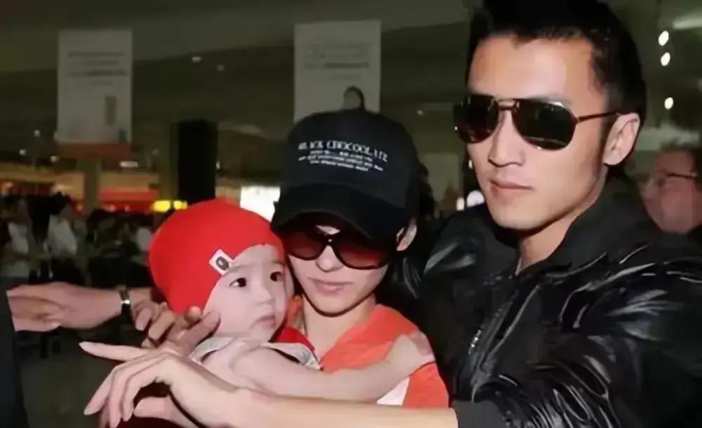 全网都在夸他复刻了谢霆锋的脸，但你们都错了。谢振轩最新被拍到的瞬间，不是走