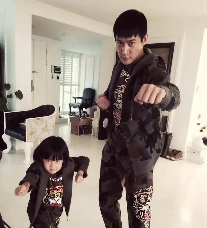 陆毅拍戏赚的钱，可能还没他老婆坐在家里赚的多。别人庆生晒蛋糕，鲍蕾直接给小