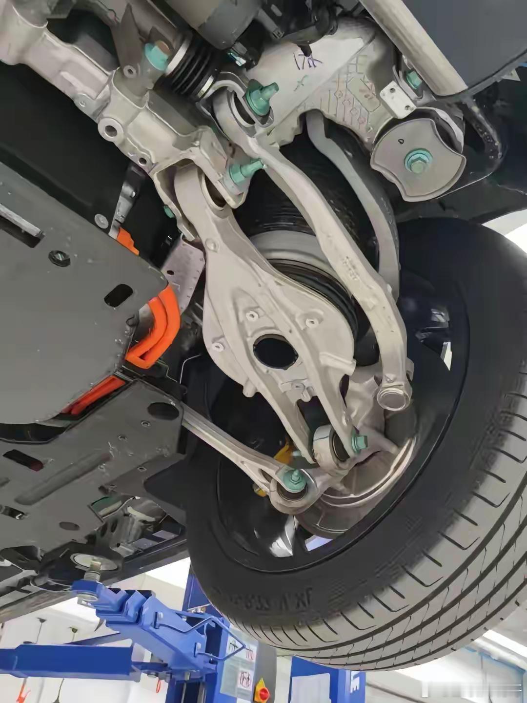 比亚迪汽车董事长王传福直言:“高端品牌不能靠买料、堆料，要靠革命性的技术。”现在