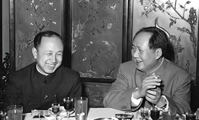 1956年，钱学森参加国宴，可在宴会上竟然找不到自己的座位。就在钱学森尴尬时，毛