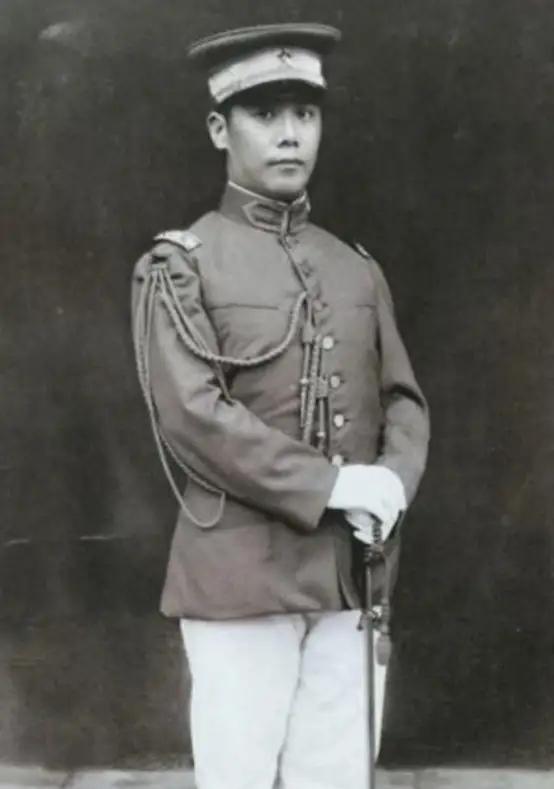 1948年，70岁穷困潦倒的袁克定流落街头，却遇到了曾经的老仆人，仆人每天上街帮