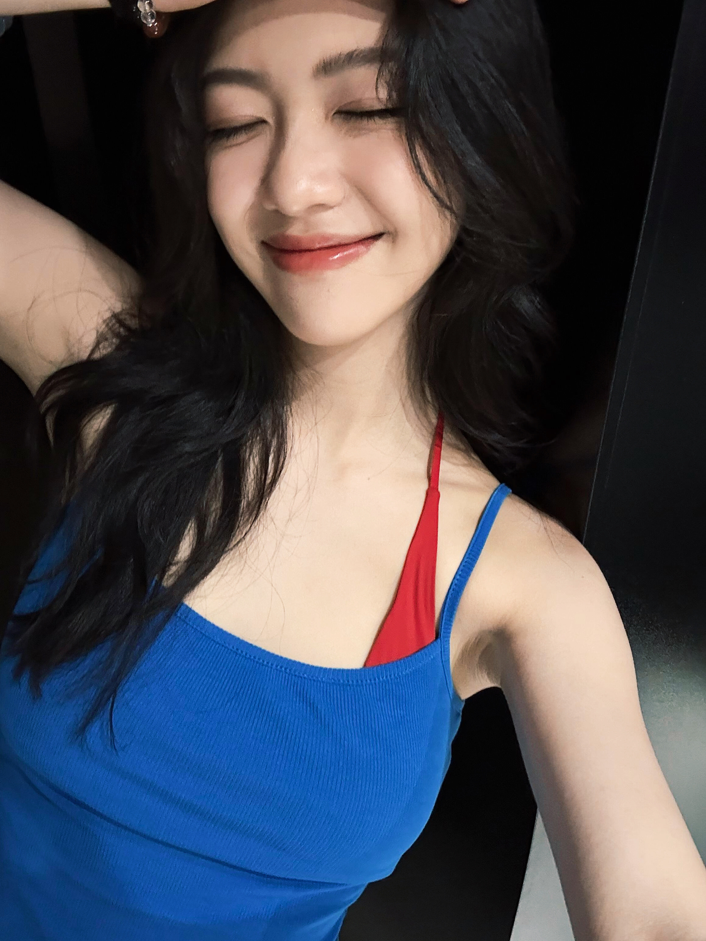 向涵之x蓝红双吊带穿搭～美丽性感