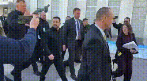 昨天，俄罗斯记者向泽连斯基提问，问他何时前往莫斯科。泽连斯基回应：“坐火箭来！