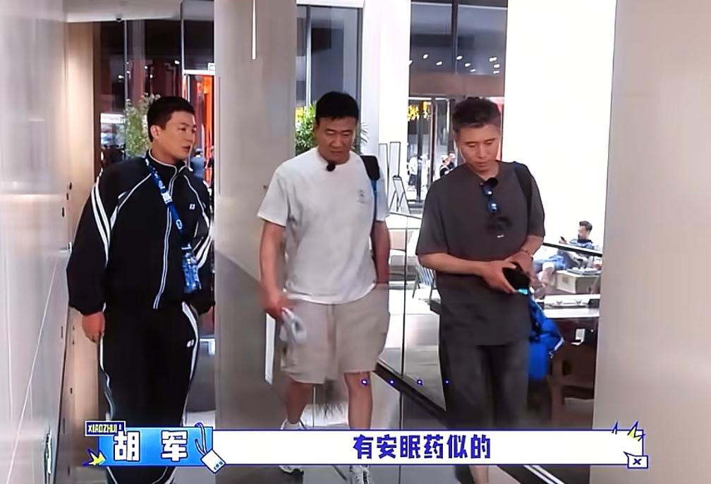 胡军吃完饭有点晕碳了眼睛都睁不开了，李乃文调侃也没点菜，直接炒饭就饺子吃了。胡